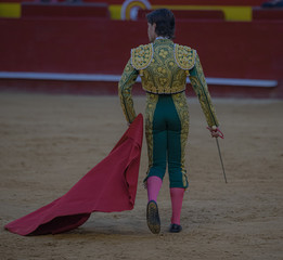 Naklejka premium TORERO QUE VA EMPEZAR LA FAENA 