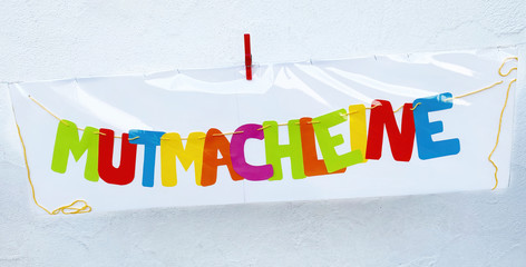 Mutmachleine - Kinderzeichnung an einer Kirche