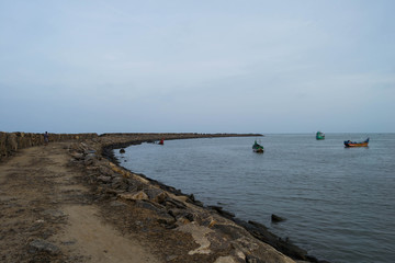 Fototapeta na wymiar the way in to the sea mkes leading line in harbor