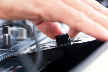 Mano del DJ a lavoro