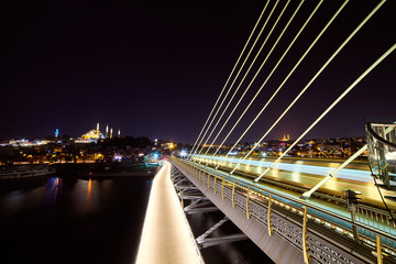 Obraz premium Ataturk metro bridge and golden horn at night - Istanbul, Turkey