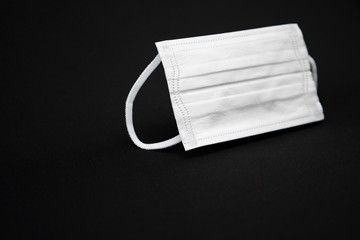 斜めから見た新品マスク