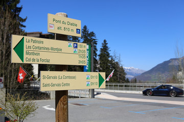 Signalisation de randonnée : Pont du Diable, La Patinoire, Contamines-Montjoie, Montivon, Col de la Forclaz, La Comtesse, Centre. Pont du Diable. Aiguilles de Warens. Saint-Gervais-les-Bains. 