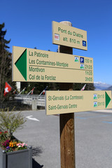 Signalisation de randonnée : Pont du Diable, La Patinoire, Contamines-Montjoie, Montivon, Col de la Forclaz, La Comtesse, Centre. Pont du Diable. Aiguilles de Warens. Saint-Gervais-les-Bains. 