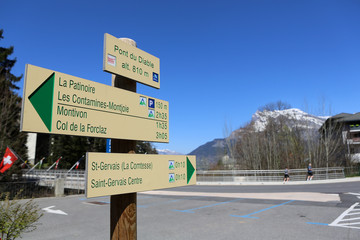 Signalisation de randonnée : Pont du Diable, La Patinoire, Contamines-Montjoie, Montivon, Col de la Forclaz, La Comtesse, Centre. Pont du Diable. Aiguilles de Warens. Saint-Gervais-les-Bains. 