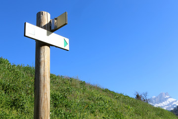 Poteau pour l'indication d'un sentier de randonnée. (nu). Saint-Gervais-les-Bains. Haute-Savoie. France.
