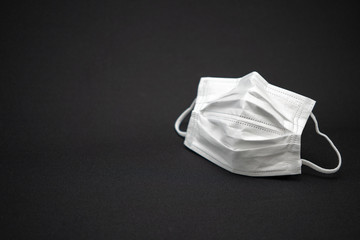 黒背景にマスクだけ