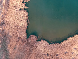 Jezioro wśród trzciny, widok z góry. © Grzegorz