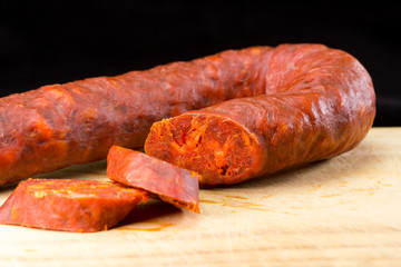 Corte y rodajas de chorizo rojo 