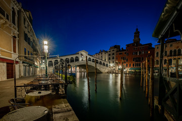Obraz premium Famous Rialto Bridge or Ponte di Rialto over the Grand Canal in Venice by night