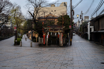 京都祇園白川・辰巳大明神界隈、雨上がりの朝の石畳の街並み