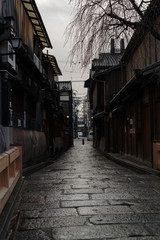 雨上がり、朝の京都・祇園白川巽橋界隈