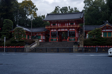 雨上がり、早朝の京都・八坂神社西楼門