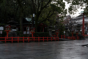 京都東山・雨上がりの朝　八坂神社境内　濡れる石畳　疫神社と太田社