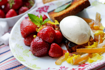 Fraises poelees aux baies, glace à la vanille