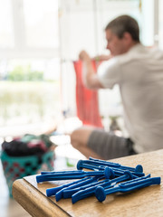 Homme étendant son linge
