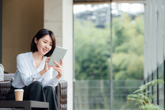 Young Asian business woman