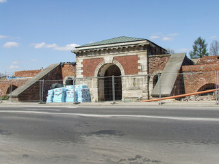 Zamość. Nowa Brama Lubelska od wewnętrznej strony i mury twierdzy w remoncie pod kątem. Fortyfikacje w renowacji.