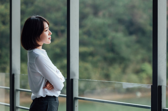 Young Asian business woman
