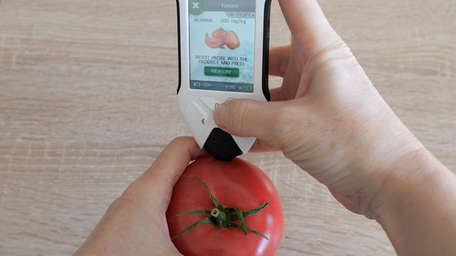 Testing content of nitrates in tomato. Nitrate Tester