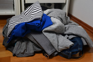 Unordnung im Kleiderschrank