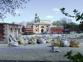 Zamość. Brama Szczebrzeska od zewnętrznej strony murów w trakcie renowacji. Wartownia na pierwszym planie i katedra w tle. Szeroki kąt - obrazy, fototapety, plakaty