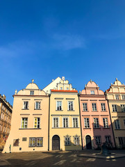 Fototapeta premium Warsaw, Poland - 21/ 06/ 2019:. Beautiful multi-colored houses in the old town in Warsaw. The central streets of the historic center of Warsaw. The main tourist attraction of Warsaw. 