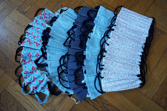 Viele Handgemachte Schutzmasken, modische Geschichtsmasken gegen Corona Virus,