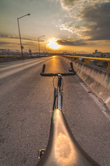 BICICLETA EN PUENTE AL ATARDECER SIN GENTE 