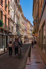 Petite rue étroite en centre-ville de Perpignan