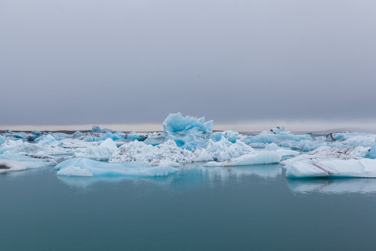 Eisberge in isl&auml;ndischer Gletscherlagune J&ouml;kulsarlon, teilweise mit Seehunden. Gletscherabbruch.