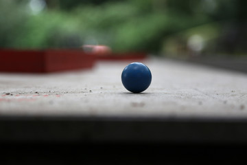Detail Aufnahme vom Minigolf im Sommer mit einem Blauen Ball auf Grauen Untergrund 