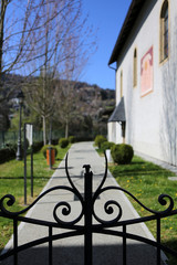 Grille de l'entr&eacute;e du Jardin Public. All&eacute;e P&egrave;re Henri R&eacute;vol. (1904-1992). Alpes fran&ccedil;aises. Eglise Saint-Gervais et Protais. Saint-Gervais-les-Bains. Haute-Savoie. France.