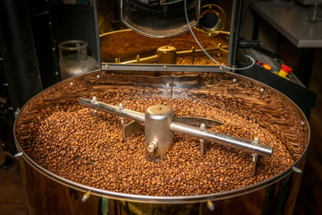 Coffee beans are mixed in the cooling cylinder