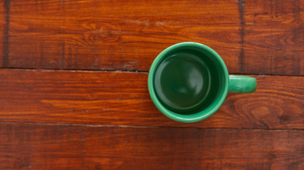 Taza verde de café vacía.