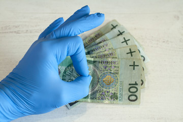 Rękawice ochronne pomagają chronić przed koronawirusem przenoszonym przez pieniądze.

