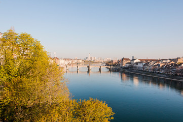Fototapeta premium Basel, Rhein, Fluss, Rheinbrücke, Altstadt, Stadt, Basel-Stadt, Rheinufer, Altstadthäuser, Frühling, Grossbasel, Kleinbasel, Industrie, Morgenstimmung, Schweiz