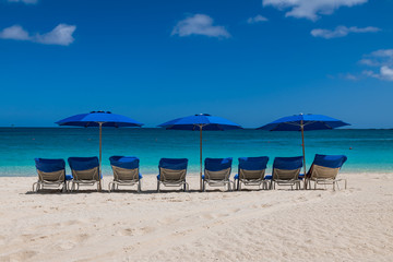 Fototapeta na wymiar View of Cabbage beach in Paradise Island with sunbeds and umbrellas (Nassau, Bahamas).