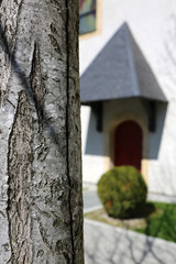 Fototapeta premium Allée Père Henri Révol. (1904-1992). Alpes françaises. Eglise Saint-Gervais et Protais. Saint-Gervais-les-Bains. Haute-Savoie. France.