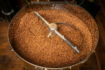 Coffee beans are mixed in the cooling cylinder