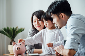 Mom and Dad and daughter at home, the number of coins