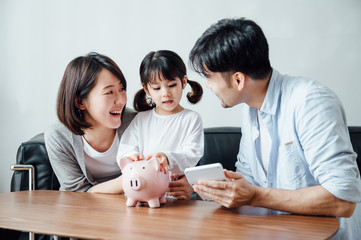 Mom and Dad and daughter at home, the number of coins