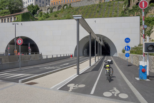 Entrées du tunnel de la Croix Rousse à Lyon. Le tube pour les transports en mode doux, voie pour le bus, voie piétonne et piste cyclable.