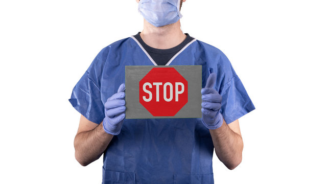 Arzt mit Stop-Schild in der Hand, wei&szlig;er Hintergrund