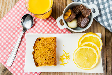 Gâteau au citron sans gluten et petits chocolats