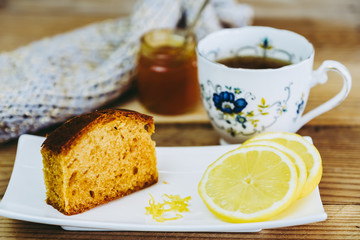 Gâteau au citron sans gluten avec de la confiture d'abricot