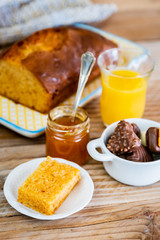 Gâteau au citron sans gluten avec de la confiture d'abricot
