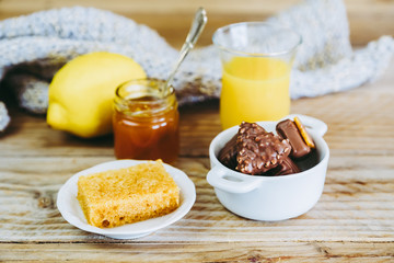 Gâteau au citron sans gluten avec de la confiture d'abricot et chocolats