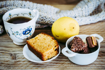 Tasse de thé avec gâteau au citron sans gluten et chocolats