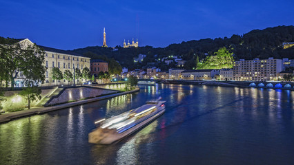 Nuit bleu sur Lyon. Les quais de Saône, le trafic fluvial, 